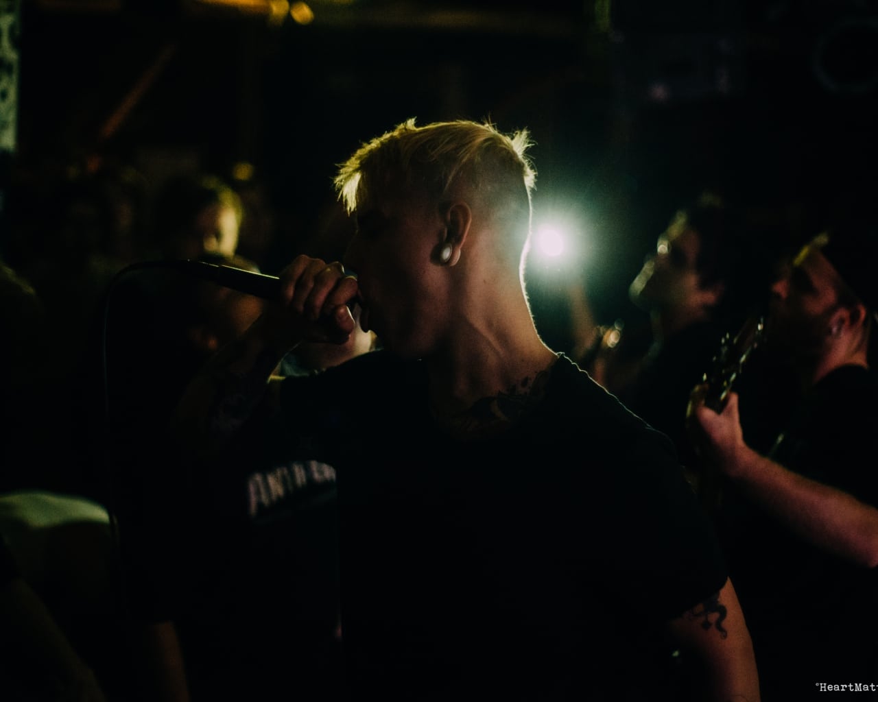 Jomfru ofringer og bibelstudier fusionerer i en brutal symfoni af distortion og breakdowns.
