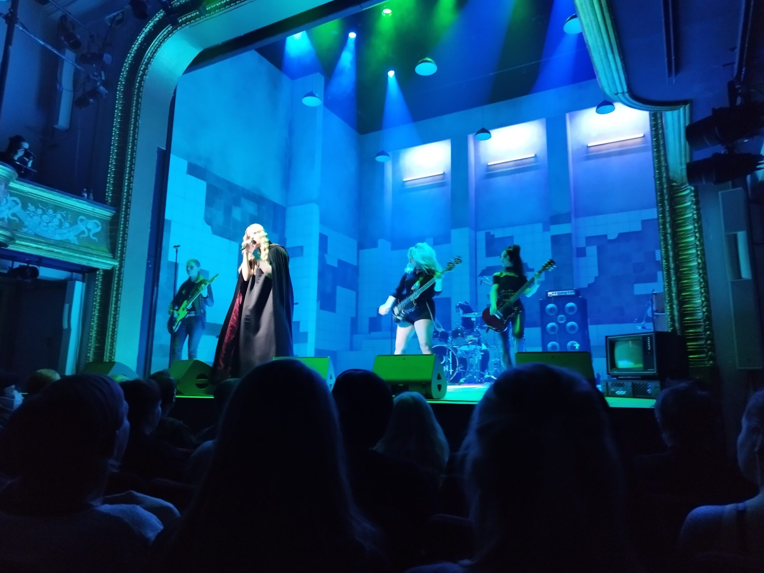 Sort nadver i teatret